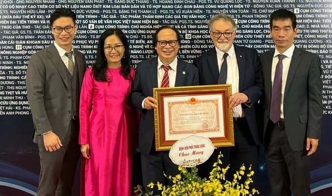 Australian professor wins Ho Chi Minh Prize for joint TB research